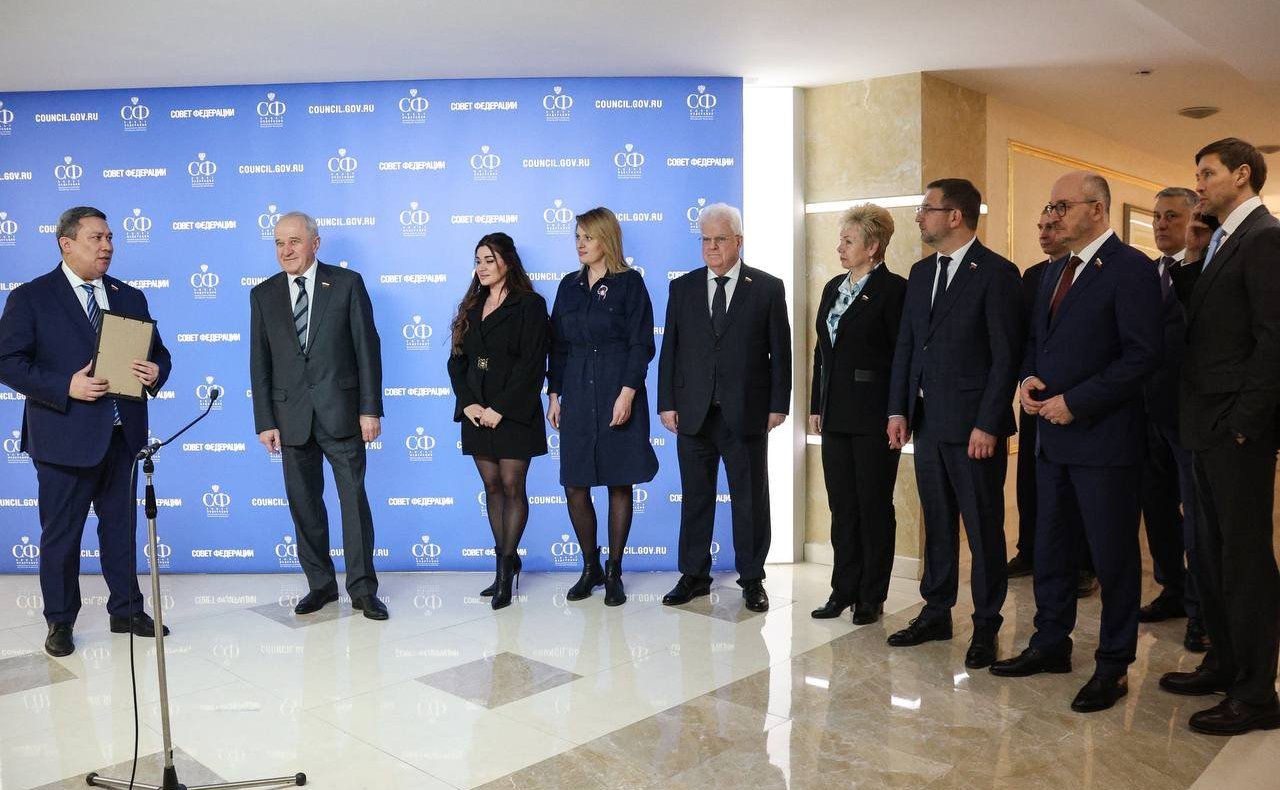 Владимир Булавин, Владимир Полетаев вручили благодарственные письма женщинам-волонтерам, оказывающим поддержку участникам специальной военной операции и их семьям