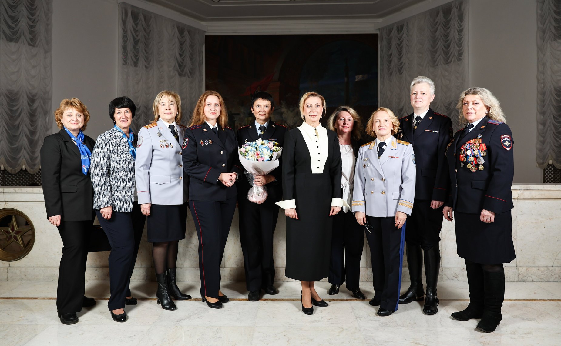 Заместитель Председателя Совета Федерации Инна Святенко приняла участие в церемонии награждения поисковиков, добровольцев и волонтеров, состоявшейся в Центральном академическом театре Российской Армии