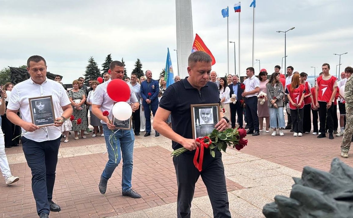 Айрат Гибатдинов почтил память детей — жертв войны в Донбассе