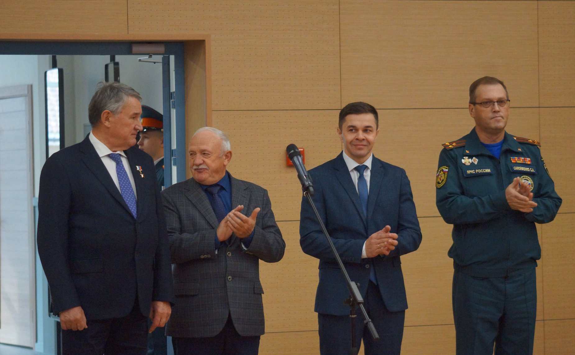 Заместитель Председателя СФ, представитель от законодательного (представительного) органа государственной власти Вологодской области Юрий Воробьев поздравил ребят с принятием в кадеты