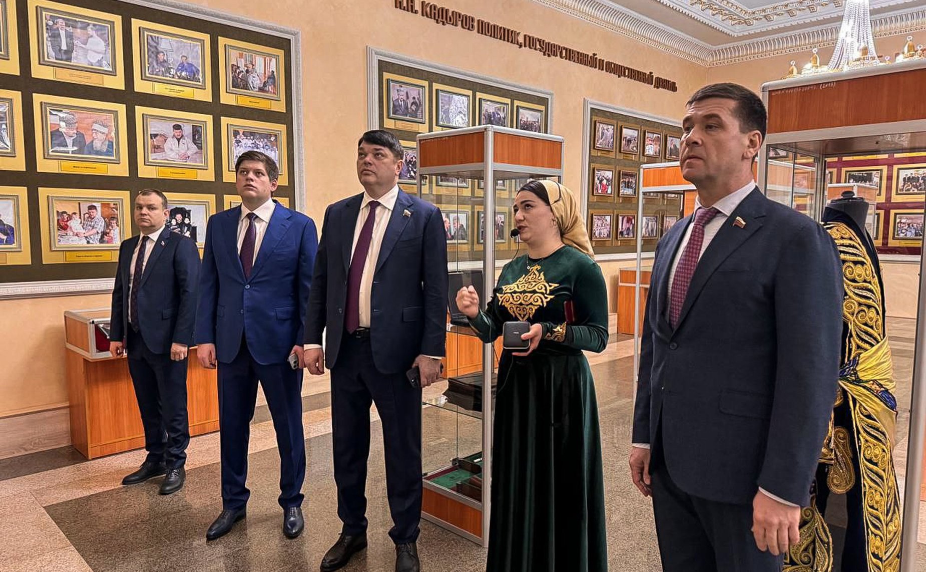 Дмитрий Василенко представил в Чеченской Республике выставку детского рисунка, посвященную 80-летию полного освобождения Ленинграда от фашистской блокады