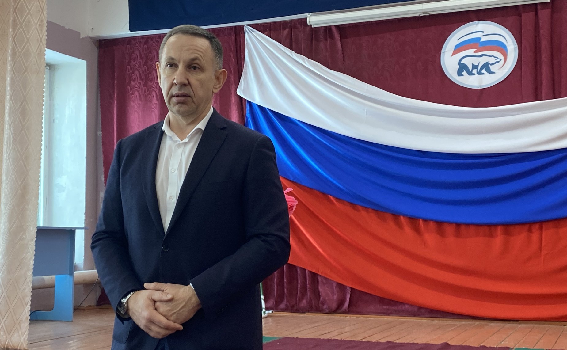 Олег Алексеев в ходе работы в регионе посетил Ровенский район. Сенатор поздравил победителей конкурса следопытских работ школьных музеев «Неизвестный солдат»