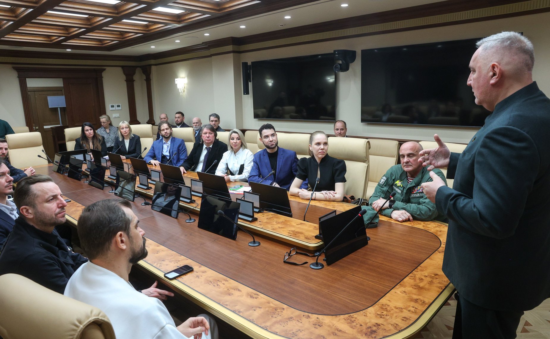 Дмитрий Рогозин встретился со съемочной группой художественного фильма «СВОИ. Баллада о войне» и музыкальным коллективом «Звездный десант»