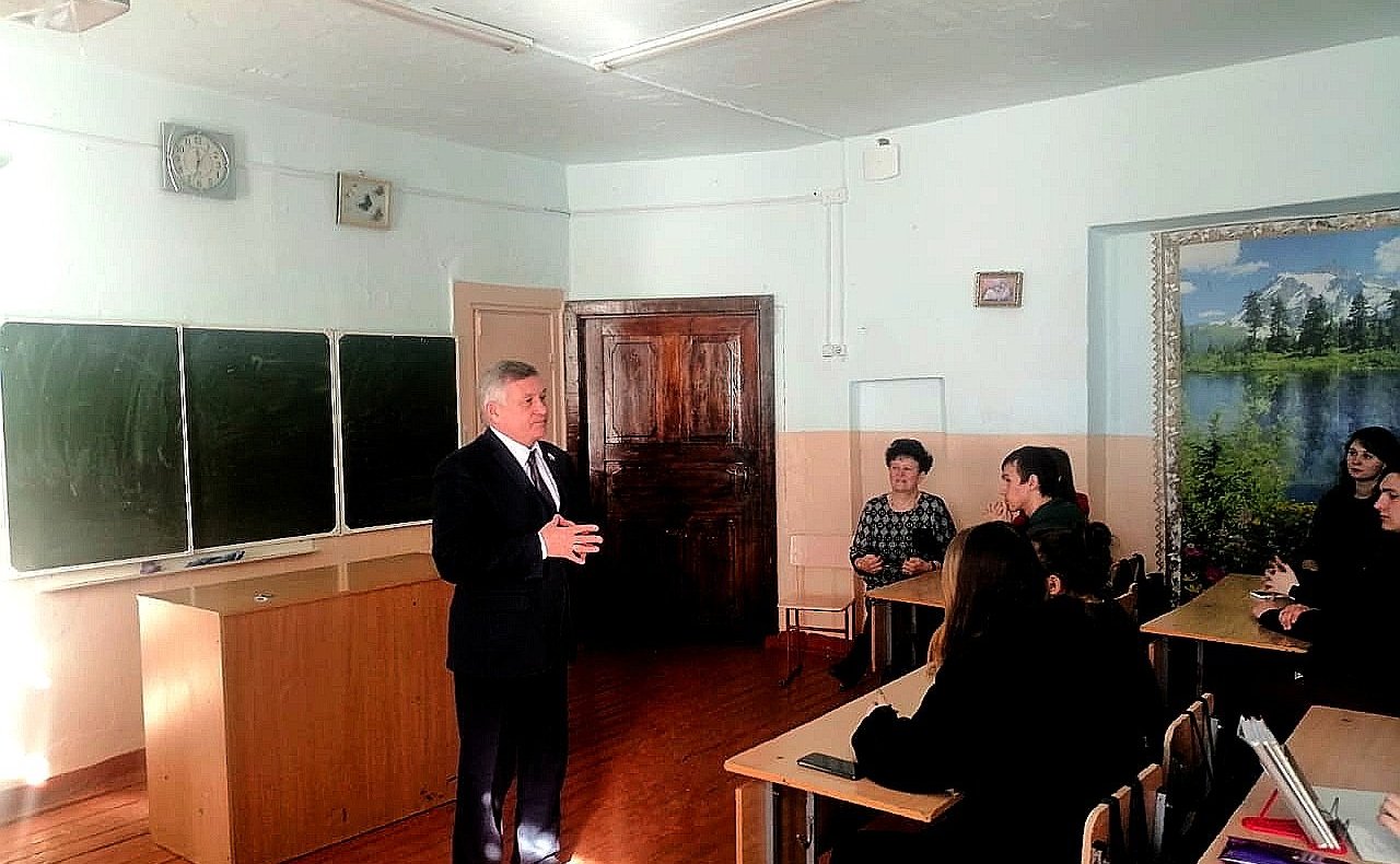 Сергей Михайлов в рамках рабочей поездки в регион встретился с учащимся школы №9 города Нерчинска