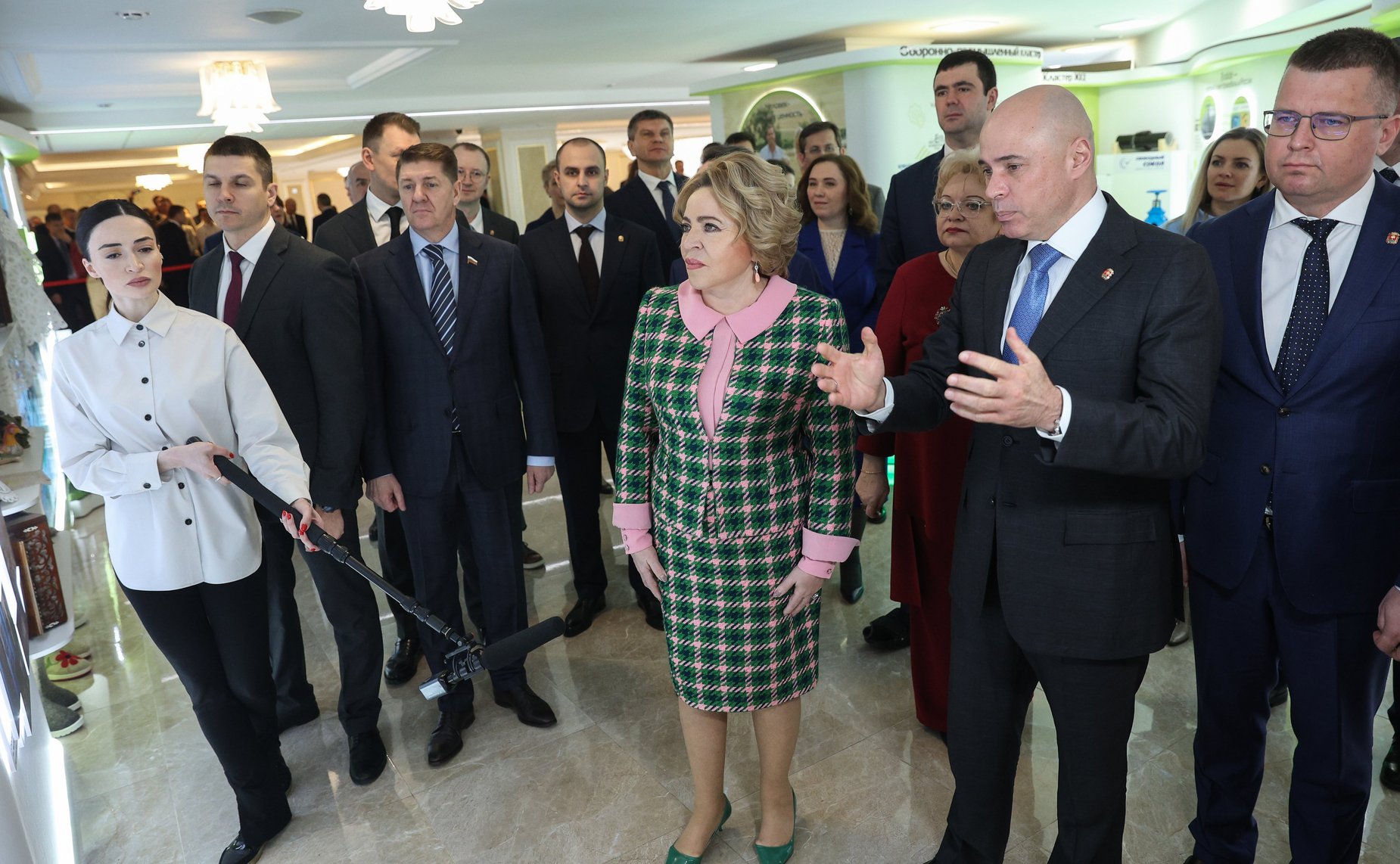 Валентина Матвиенко и Игорь Артамонов осмотрели выставку, посвященную истории и перспективным направлениям развития Липецкой области