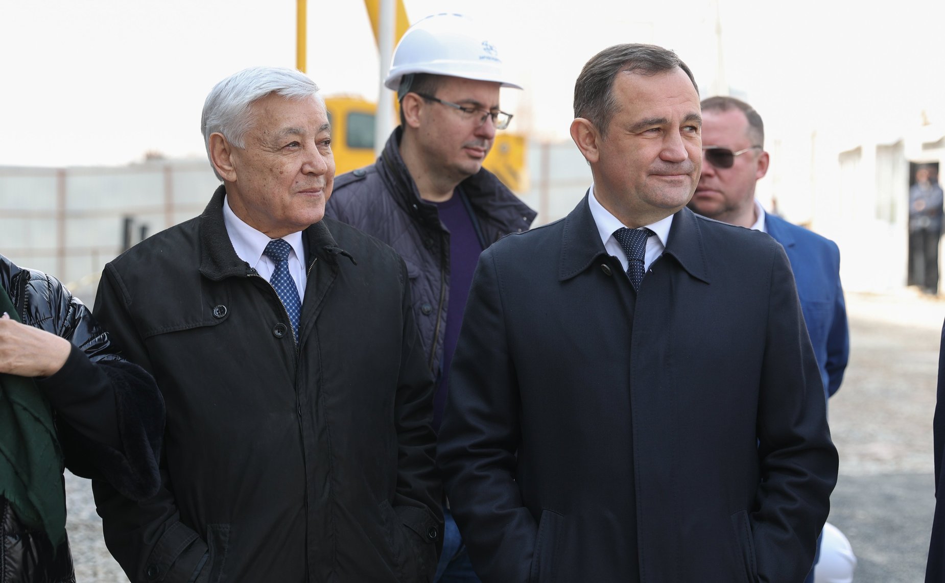 Осмотр строительства нового образовательного учреждения, в котором будет осуществляться обучение и на русском языке