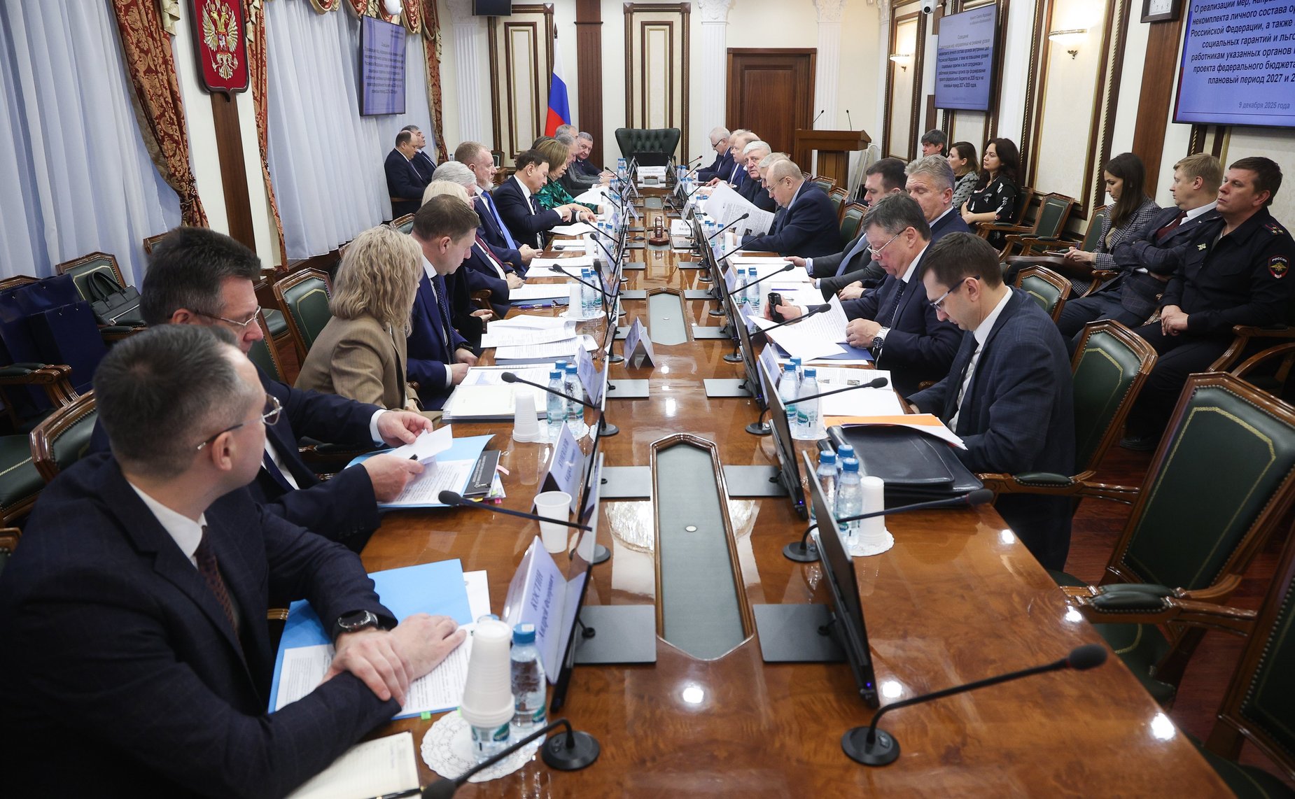 Совещание, посвященное реализации мер, направленных на снижение уровня некомплекта личного состава органов внутренних дел РФ, на повышение уровня социальных гарантий и льгот сотрудникам и работникам указанных органов