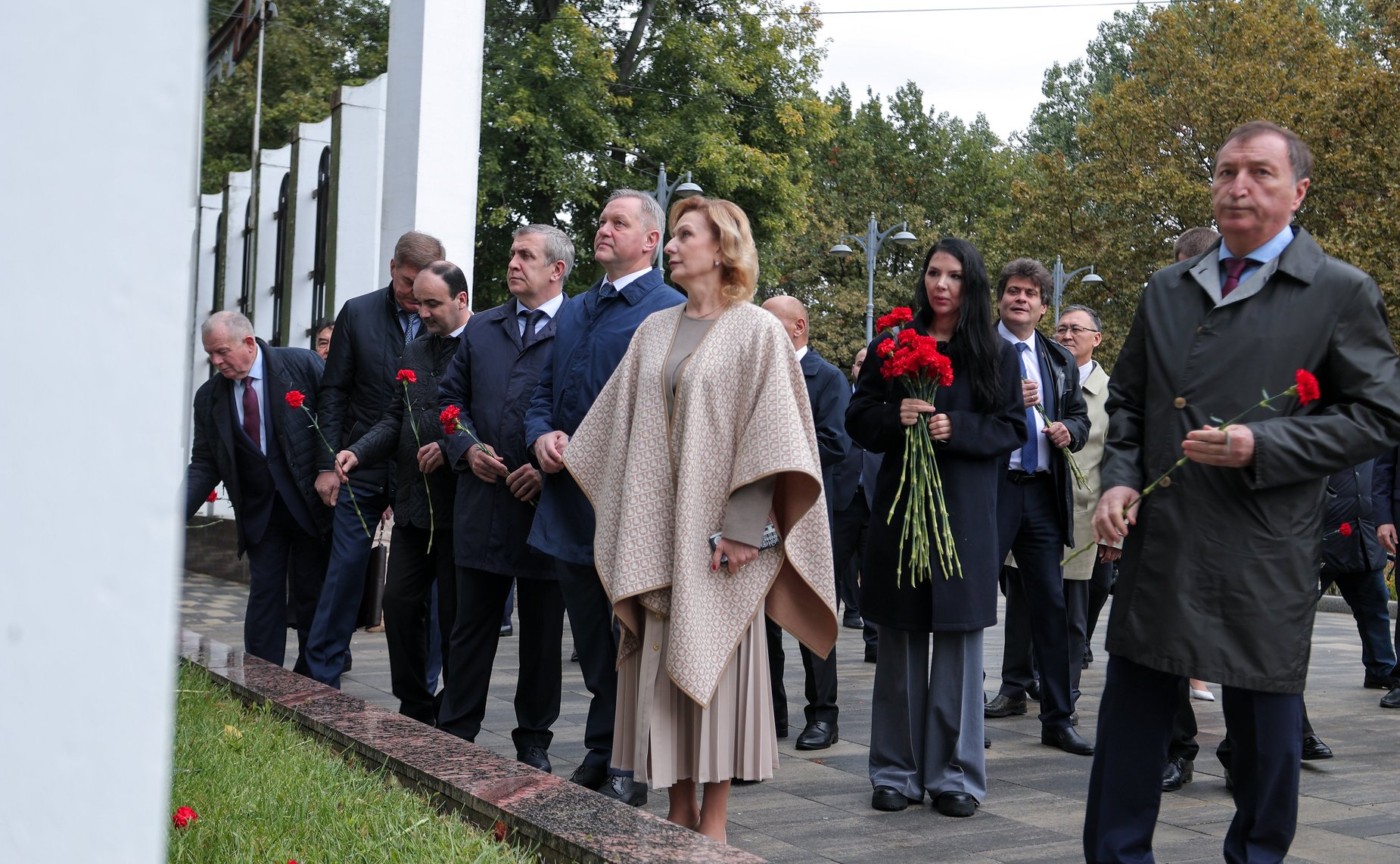 Сенаторы РФ возложили цветы к мемориалу Воину-освободителю в парке им. Ленинского комсомола в Махачкале (фото пресс-служба Министерства экономики и территориального развития Республики Дагестан)