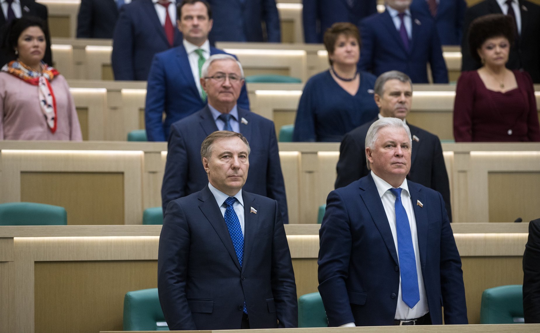 Сенаторы слушают гимн России перед началом 434-го заседания Совета Федерации