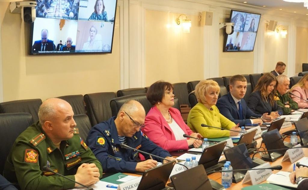 В Совете Федерации состоялись заседания «круглых столов» с участием членов Палаты молодых законодателей, экспертов в области молодежной политики