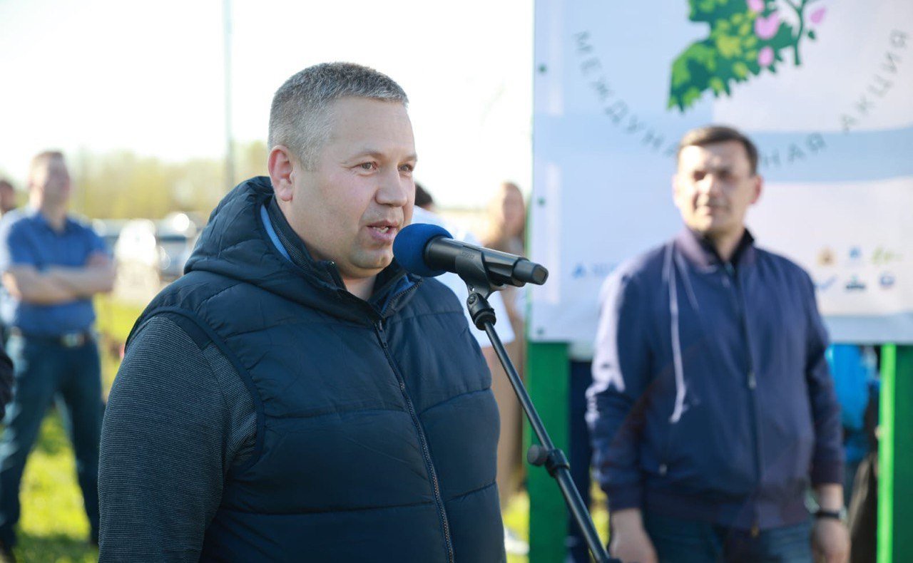 В ходе работы форума его участники в рамках акции «Сад памяти» высадили деревья на Аллее регионов