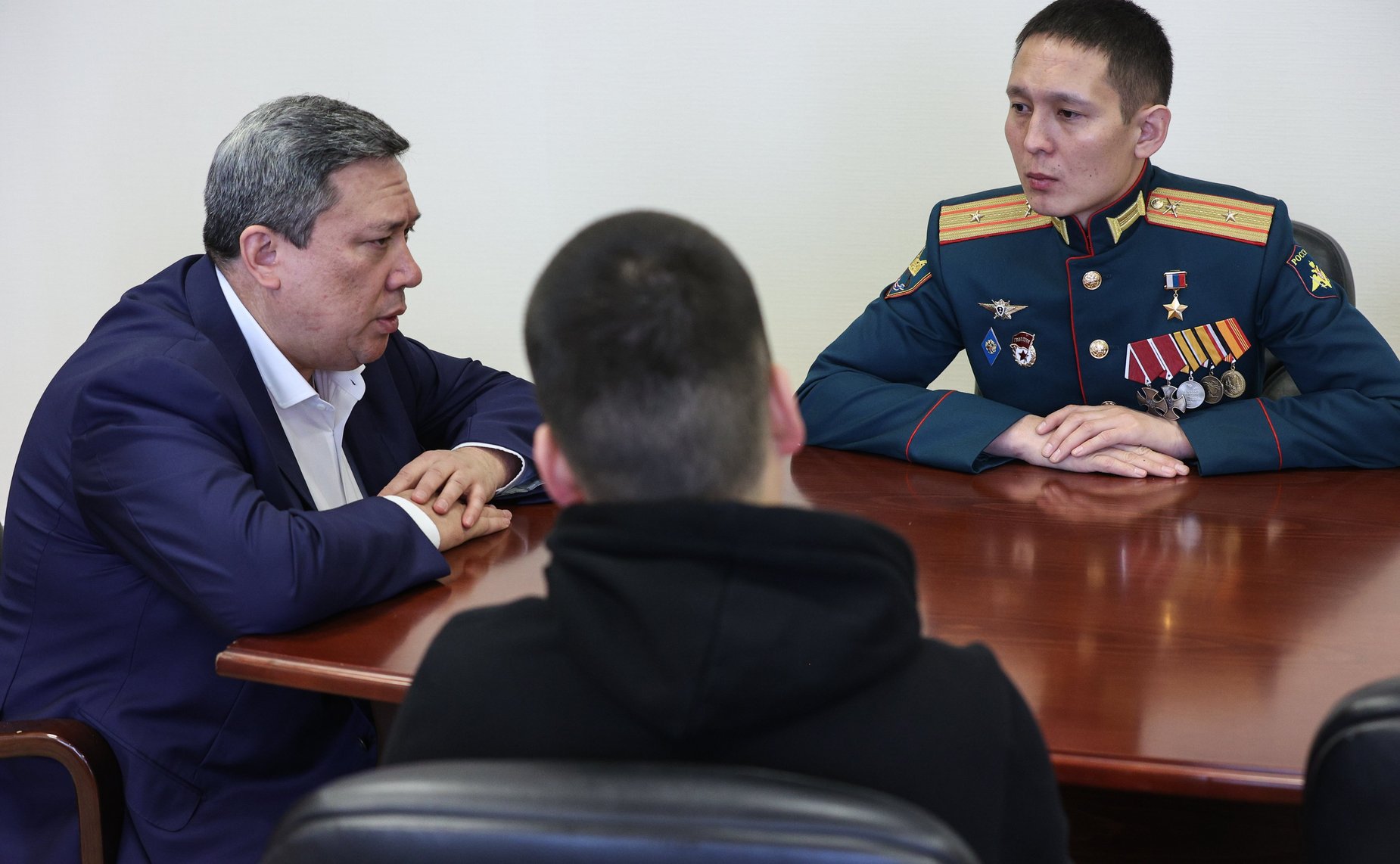 Владимир Полетаев пригласил Героя России Амыра Аргамакова из Республики Алтай в Совет Федерации, где лично поздравил его с присвоением высшего звания за заслуги перед государством и народом