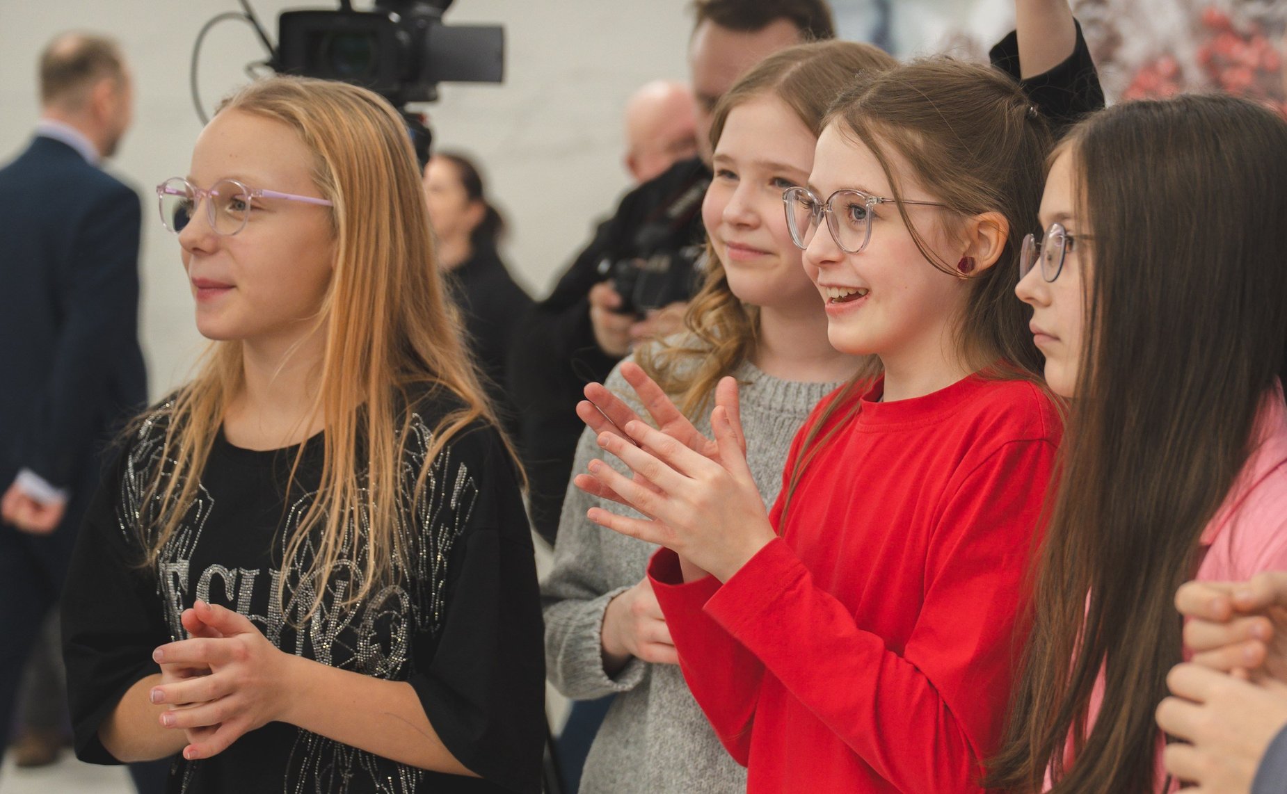 Елена Дягилева посетила модернизированный корпус школы в Снежногорске и вручила Почётную грамоту Совета Федерации начальнику управления образования Администрации ЗАТО Александровск