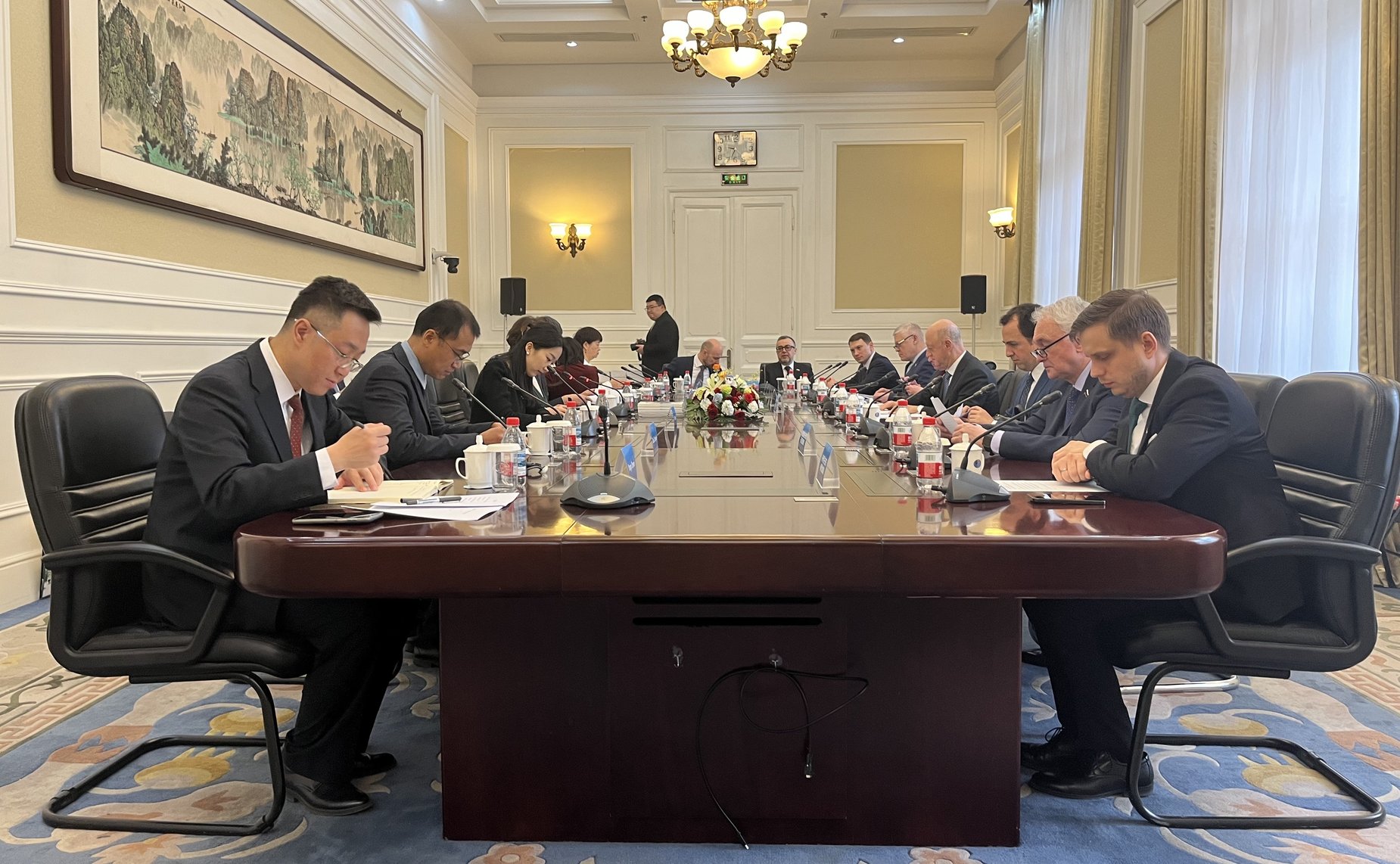 В рамках визита в КНР сенатор Андрей Денисов принял участие во встречах с китайскими специалистами в области образования, подготовки партийных кадров, политологами