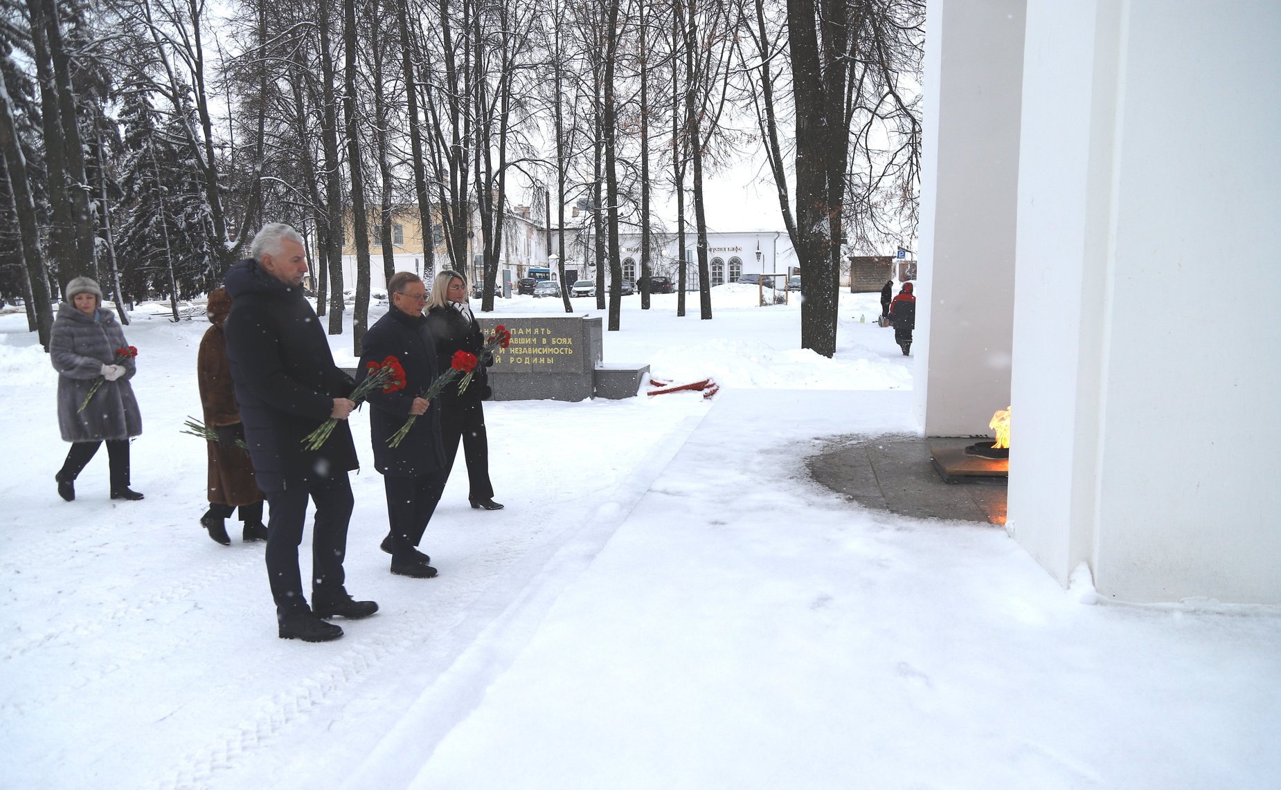 Парламентарии почтили память погибших в годы Великой Отечественной войны и возложили цветы к Мемориалу