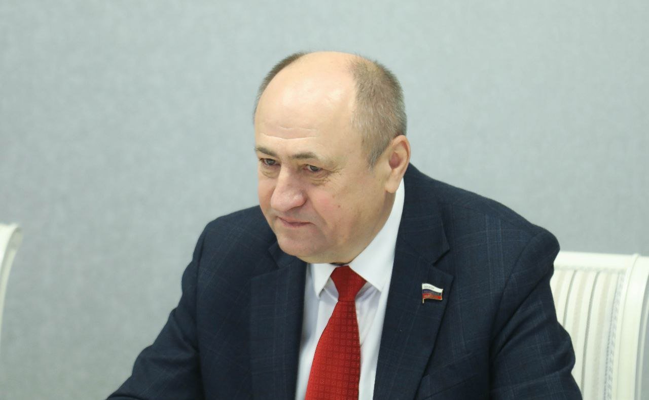 Николай Кондратюк вручил подарок первокласснице из Пензы