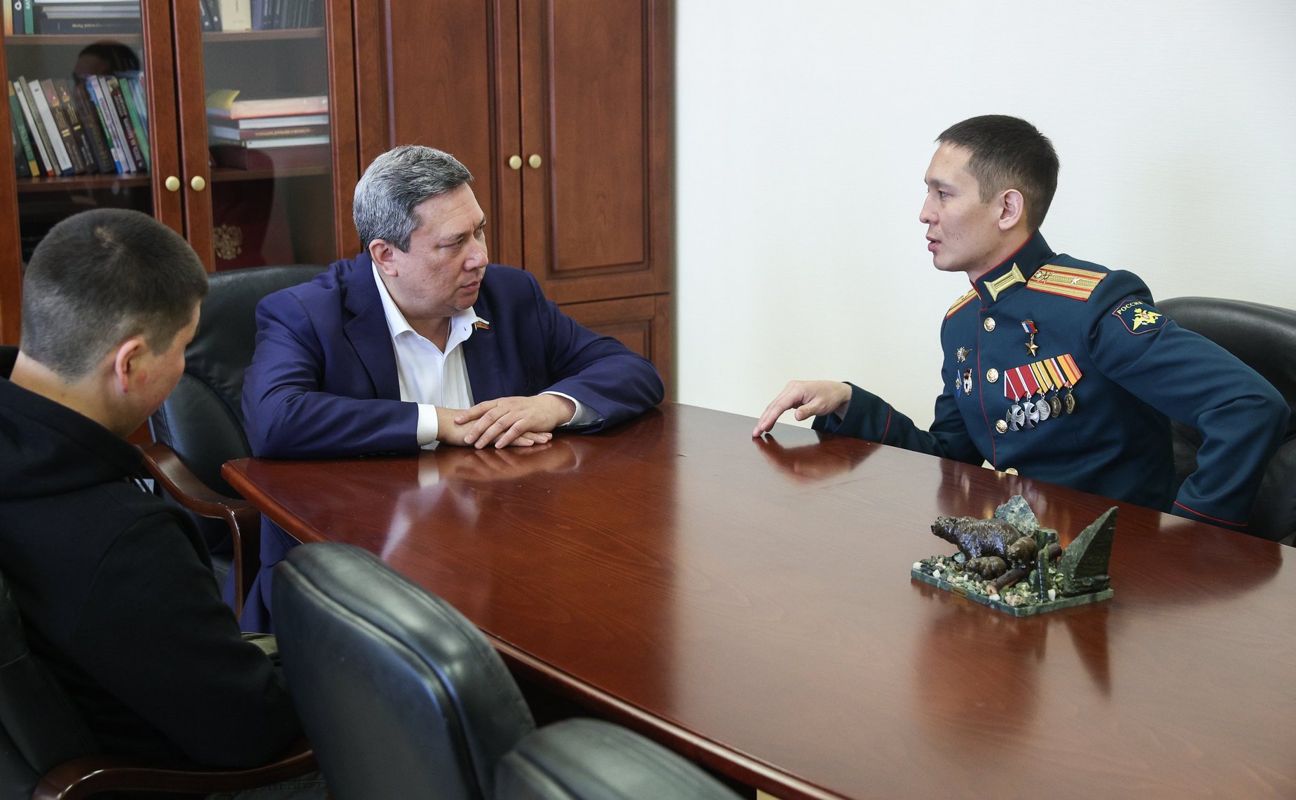 Владимир Полетаев пригласил Героя России Амыра Аргамакова из Республики Алтай в Совет Федерации, где лично поздравил его с присвоением высшего звания за заслуги перед государством и народом