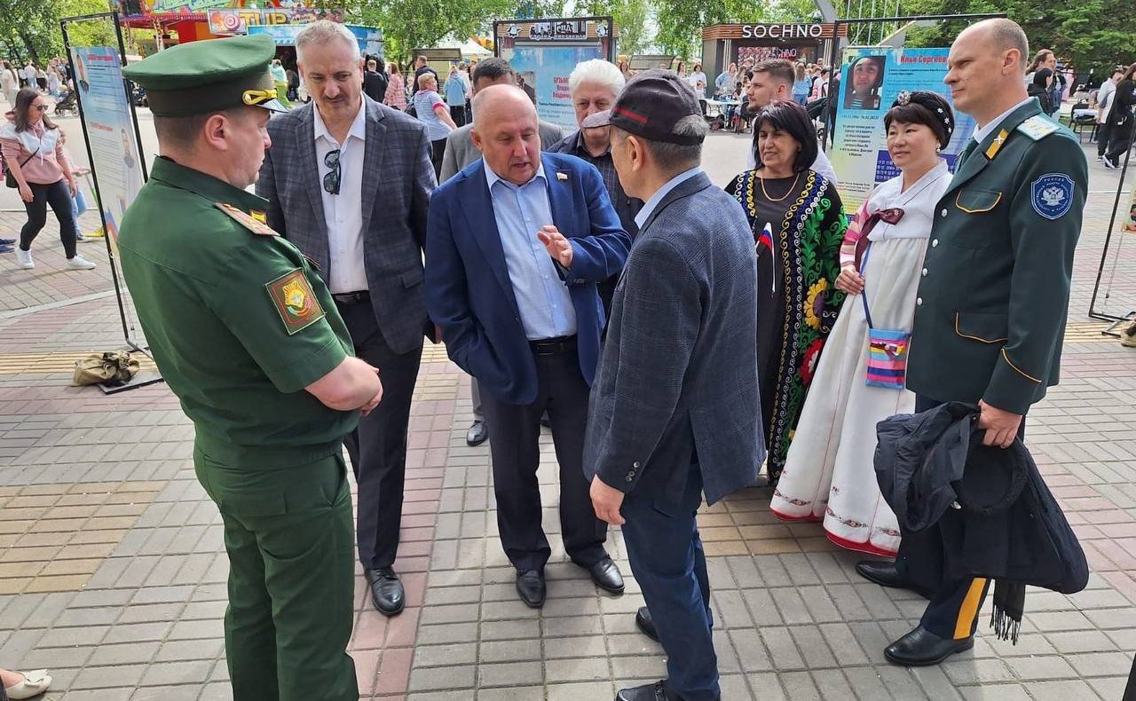 Андрей Базилевский наградил медалями Министерства обороны Российской Федерации «За участие в военном Параде в День Победы» казачью молодежь окружного казачьего общества Хабаровского края Уссурийского войскового казачьего общества