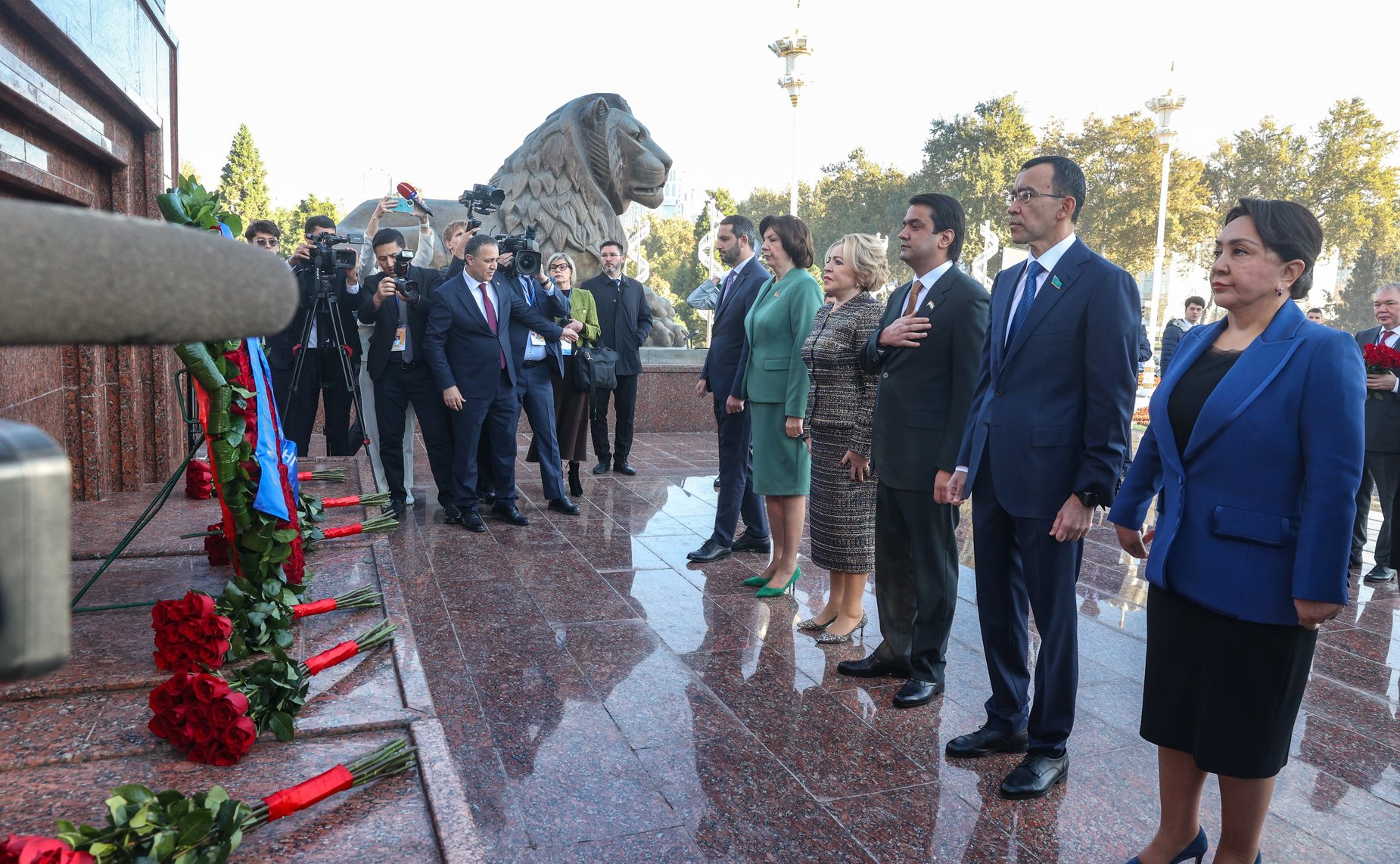 Торжественная церемония возложения цветов с участием руководителей парламентских делегаций к памятнику Исмоилу Сомони