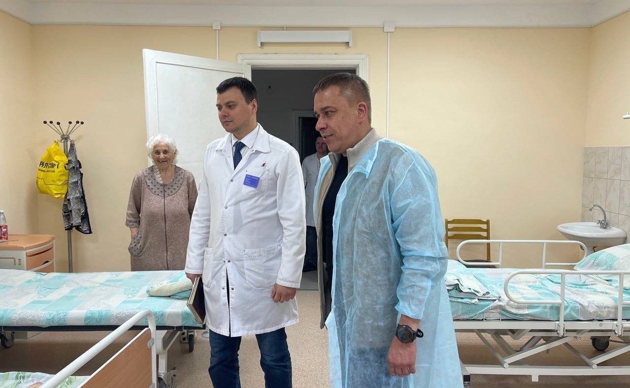 В Сурском районе Айрат Гибатдинов посетил районную больницу, где осмотрел педиатрическое отделение после капитального ремонта и провёл встречу с главным врачом