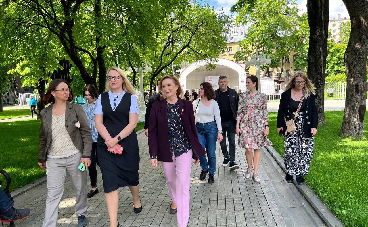 Инна Святенко встретилась в саду «Эрмитаж» с жителями столицы «серебряного возраста» — участниками открытых уроков по общей физической подготовке и танцам