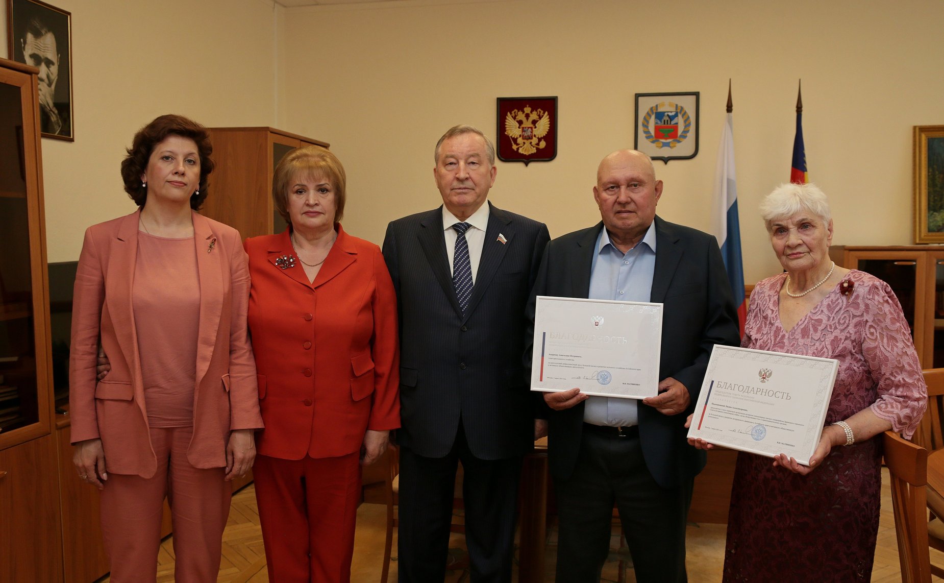 Сенатор Александр Карлин вручил награды лучшим представителям Алтайского края