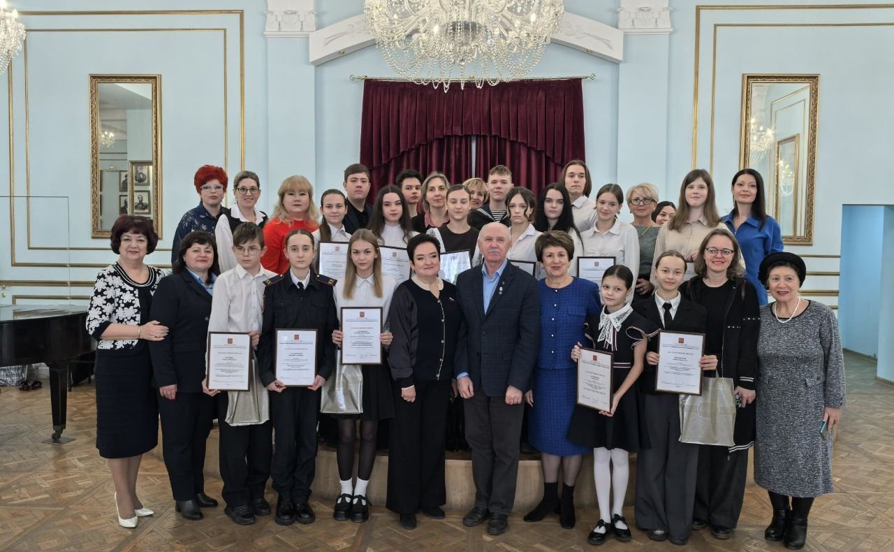 Екатерина Алтабаева совместно с представителем в СФ от законодательного органа государственной власти Севастополя Ларисой Мельник вручили награды севастопольским школьникам