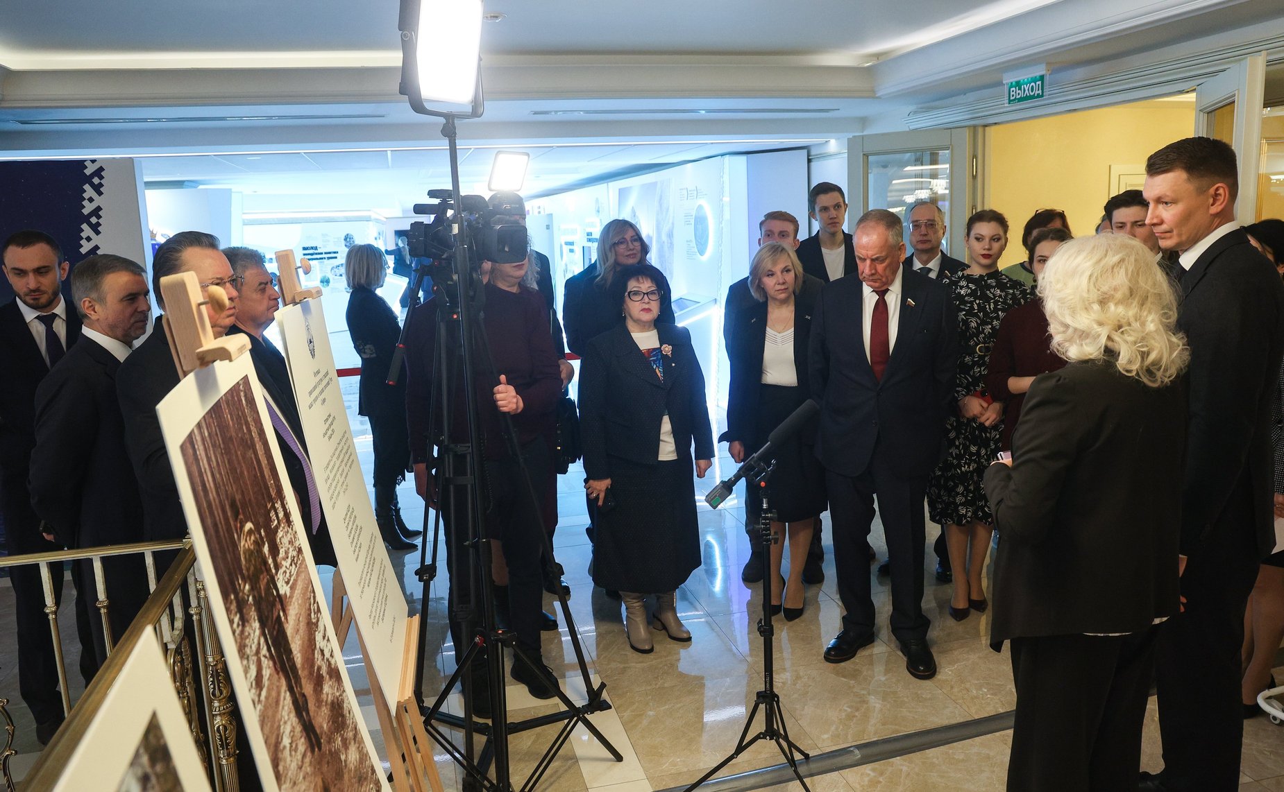 В Совете Федерации открылась фотоэкспозиция «Концертная бригада МГИК. Бойцам СВО»