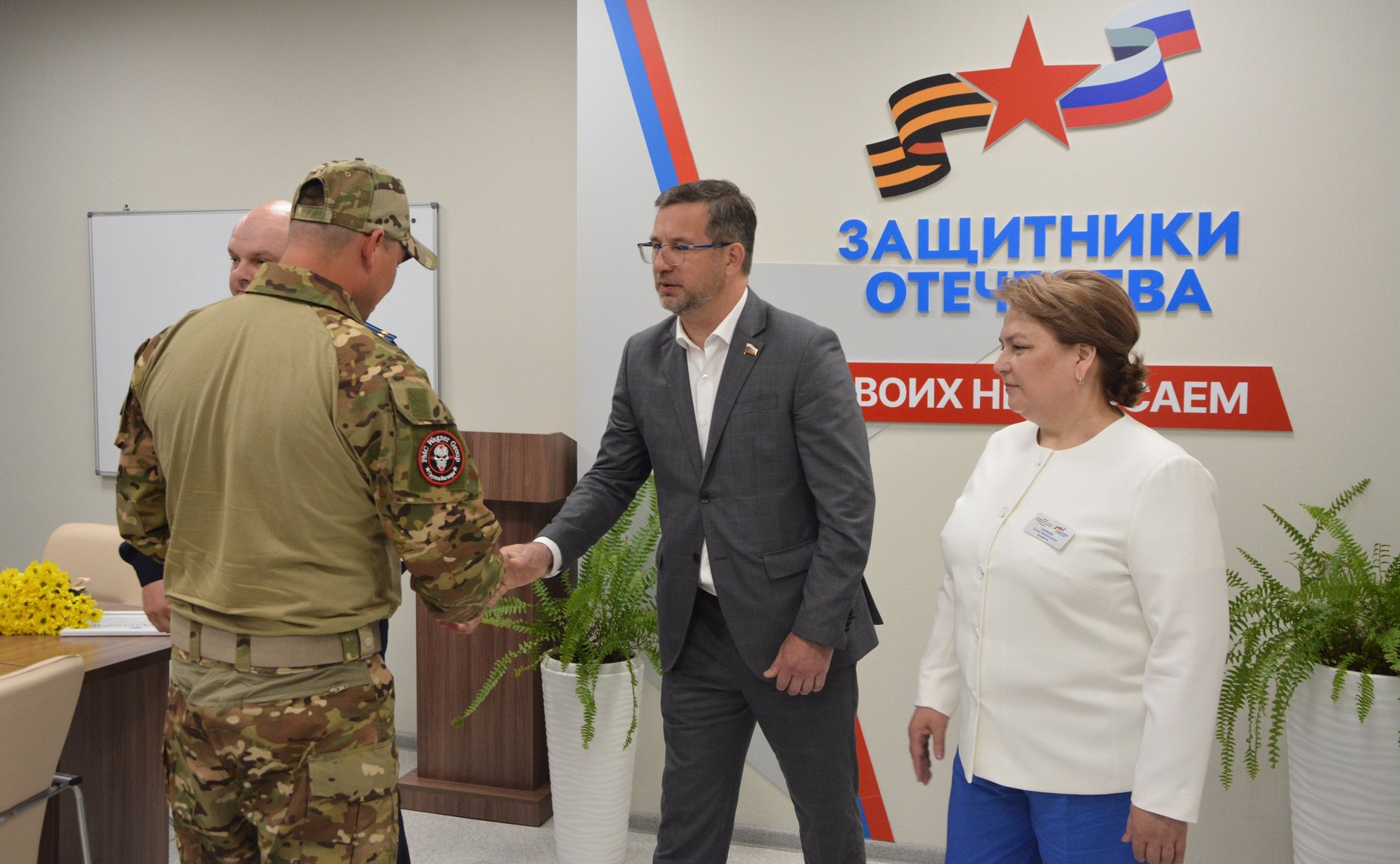 Николай Владимиров в Чувашской Республике вручил удостоверения бойцам СВО