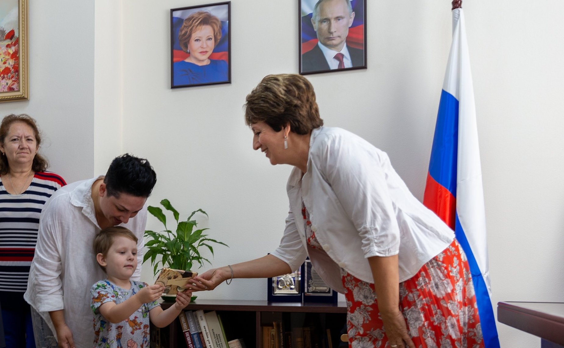 Екатерина Алтабаева в рамках Всероссийской акции «Собери ребёнка в школу» вручила детям севастопольских семей ранцы, школьные принадлежности и книги