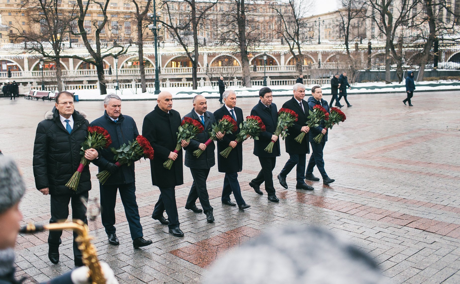 Церемония возложения венка и цветов к Могиле Неизвестного Солдата в Александровском саду, в которой вместе с главами парламентских делегаций стран – членов ПА ОДКБ принял участие Юрий Воробьев