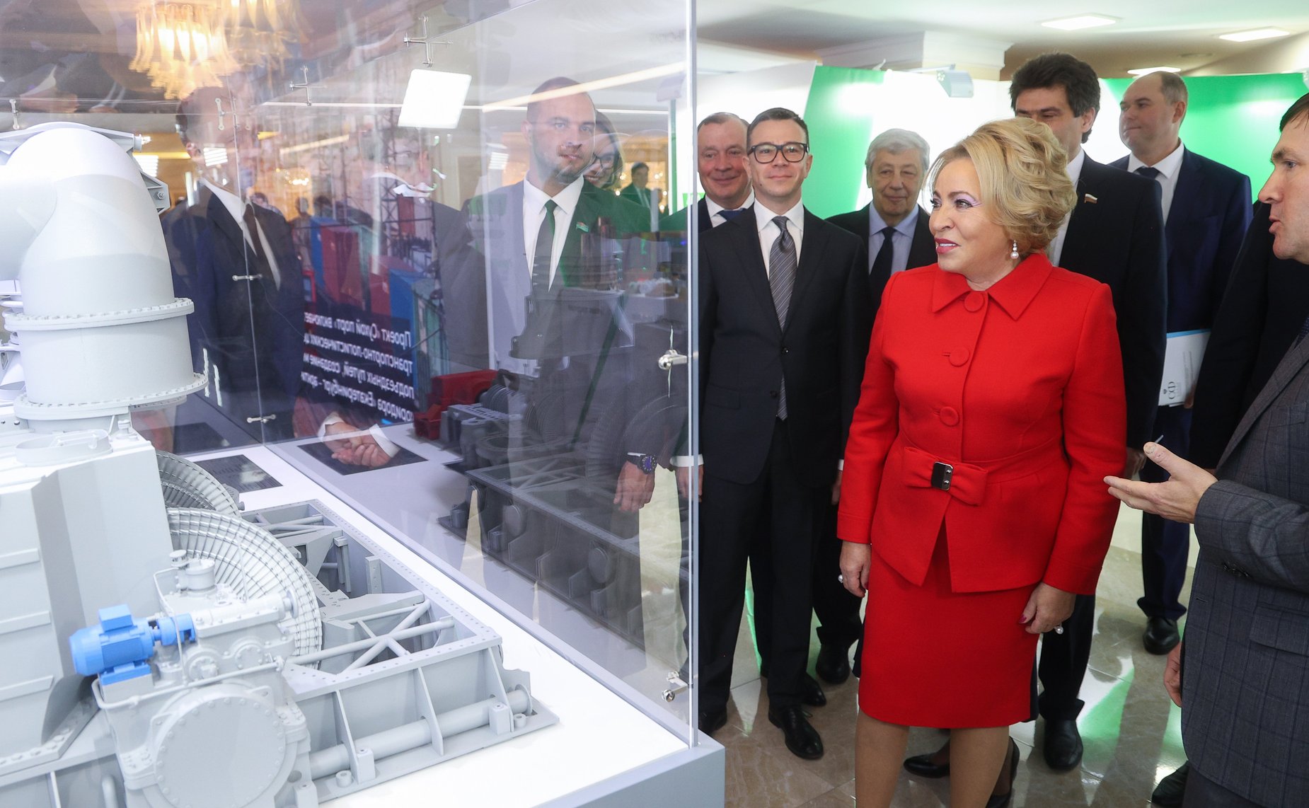 Валентина Матвиенко и Евгений Куйвашев осмотрели выставку, посвященную истории и перспективным направлениям развития Свердловской области