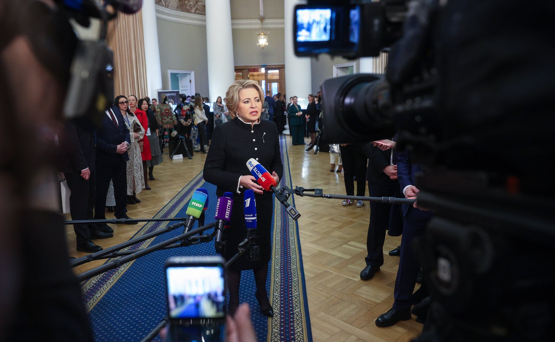 Пресс-подход Председателя Совета Федерации Валентины Матвиенко