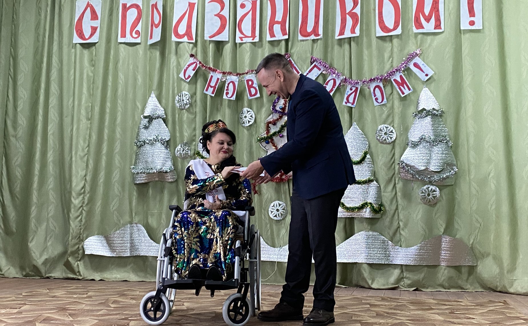 Олег Алексеев поздравил жительницу Воскресенского района с победой в конкурсе красоты и возложил цветы к памятнику Герою Советского Союза