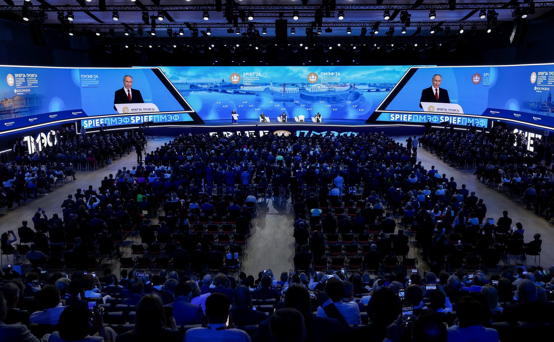Пленарное заседание XXVII Петербургского международного экономического форума (ПМЭФ’24) (Фото Фонд Росконгресс)
