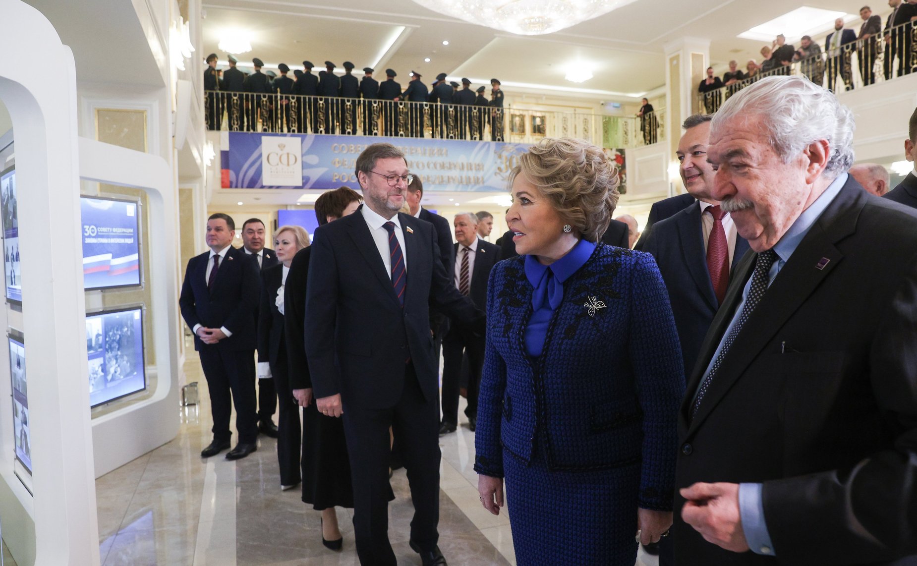 Валентина Матвиенко осмотрела развернутую в здании верхней палаты парламента фотовыставку информационного агентства ТАСС, посвященную 30-летию СФ