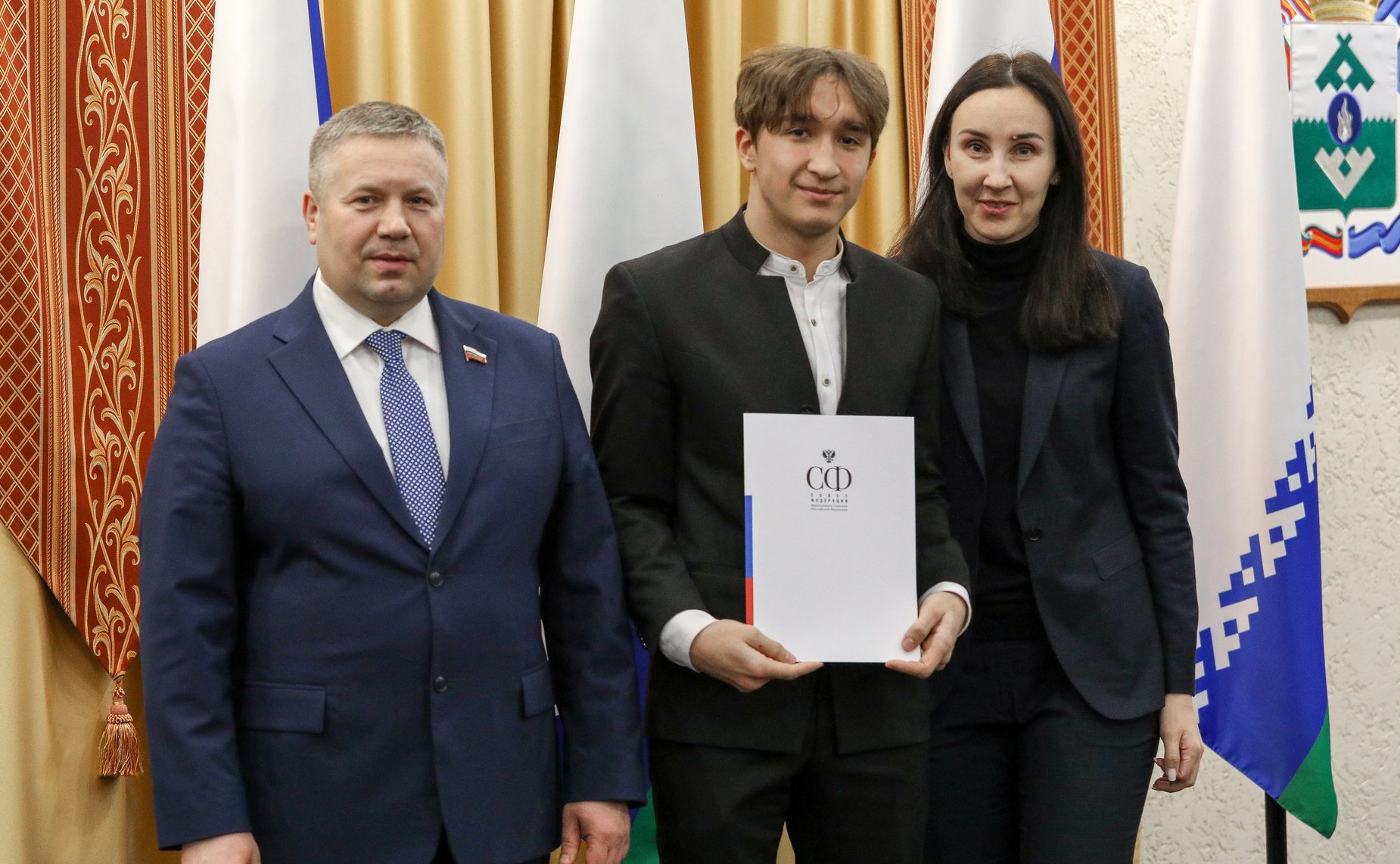 Денис Гусев вручил именные стипендии студентам учреждений среднего профессионального образования Ненецкого АО