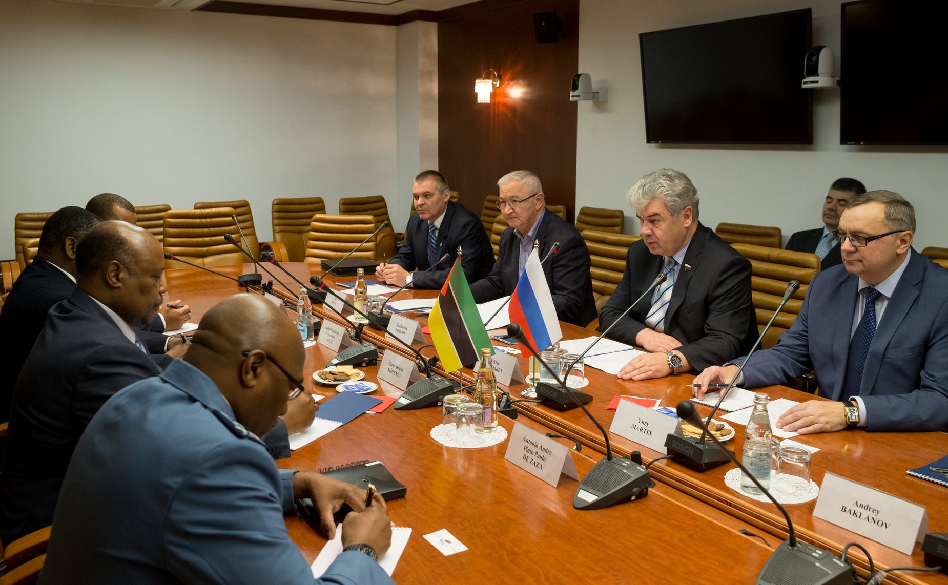 Встреча В. Бондарева с послом Республики Мозамбик