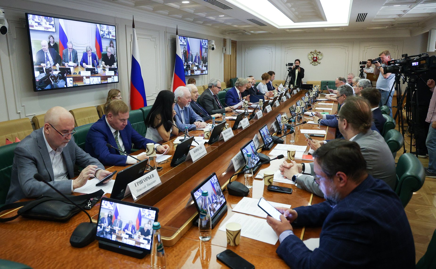 Заседание Комиссии Совета Федерации по информационной политике и взаимодействию со СМИ «Человек как автор информационной революции или как раб информационной революции? Поиск баланса»
