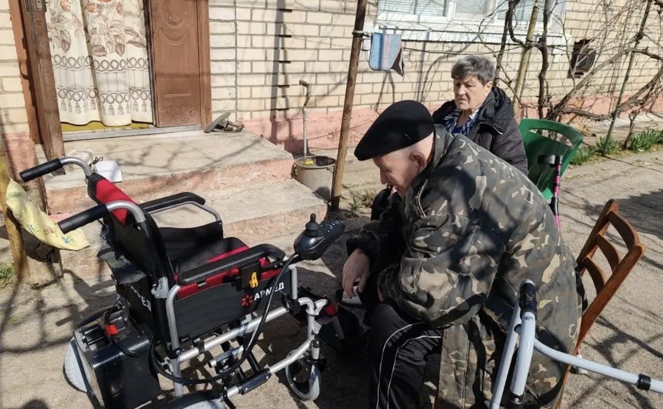 Игорь Кастюкевич обеспечил инвалидной коляской жителя пгт. Чаплынка