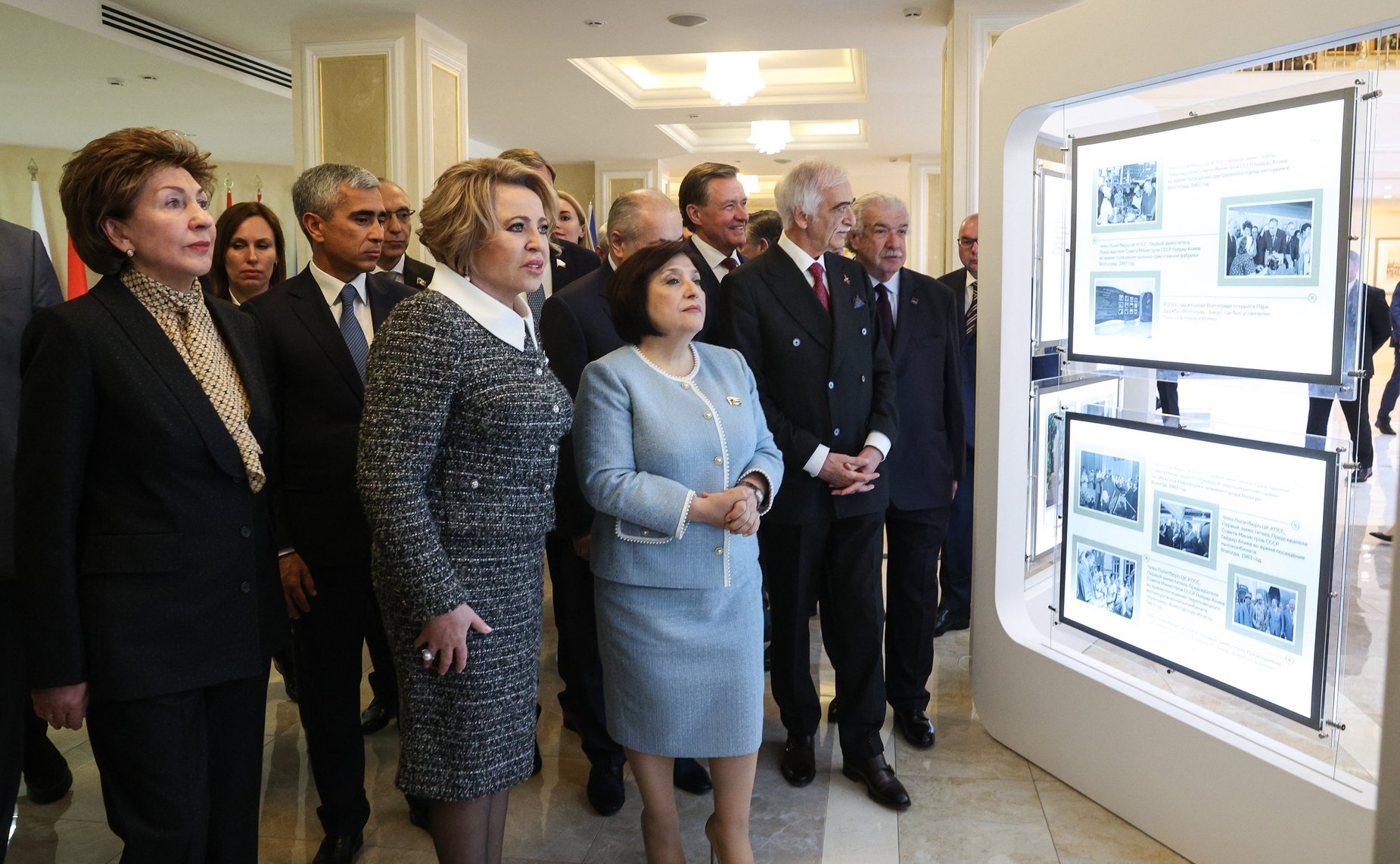 Валентина Матвиенко и Председатель Милли Меджлиса Азербайджанской Республики Сагиба Гафарова открыли в верхней палате российского парламента фотовыставку «В России часть моей души…», посвященную 100-летию со дня рождения Гейдара Алиева
