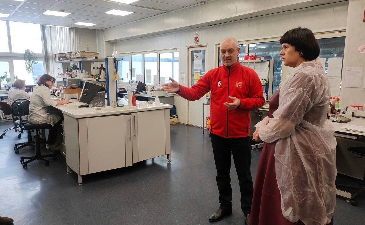 Елена Афанасьева посетила косметическую фабрику отечественного производителя