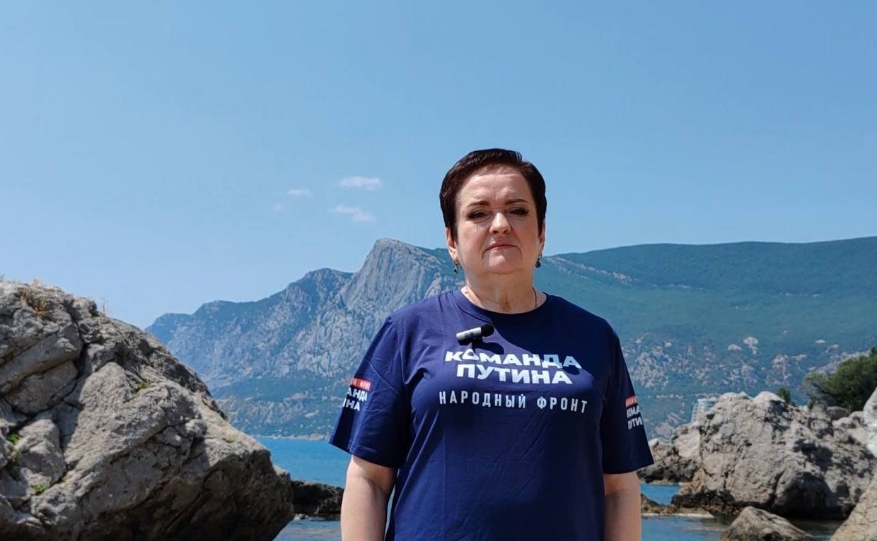 Лариса Мельник вместе с командой Народного фронта вновь водрузили флаг России на живописном берегу бухты Ласпи