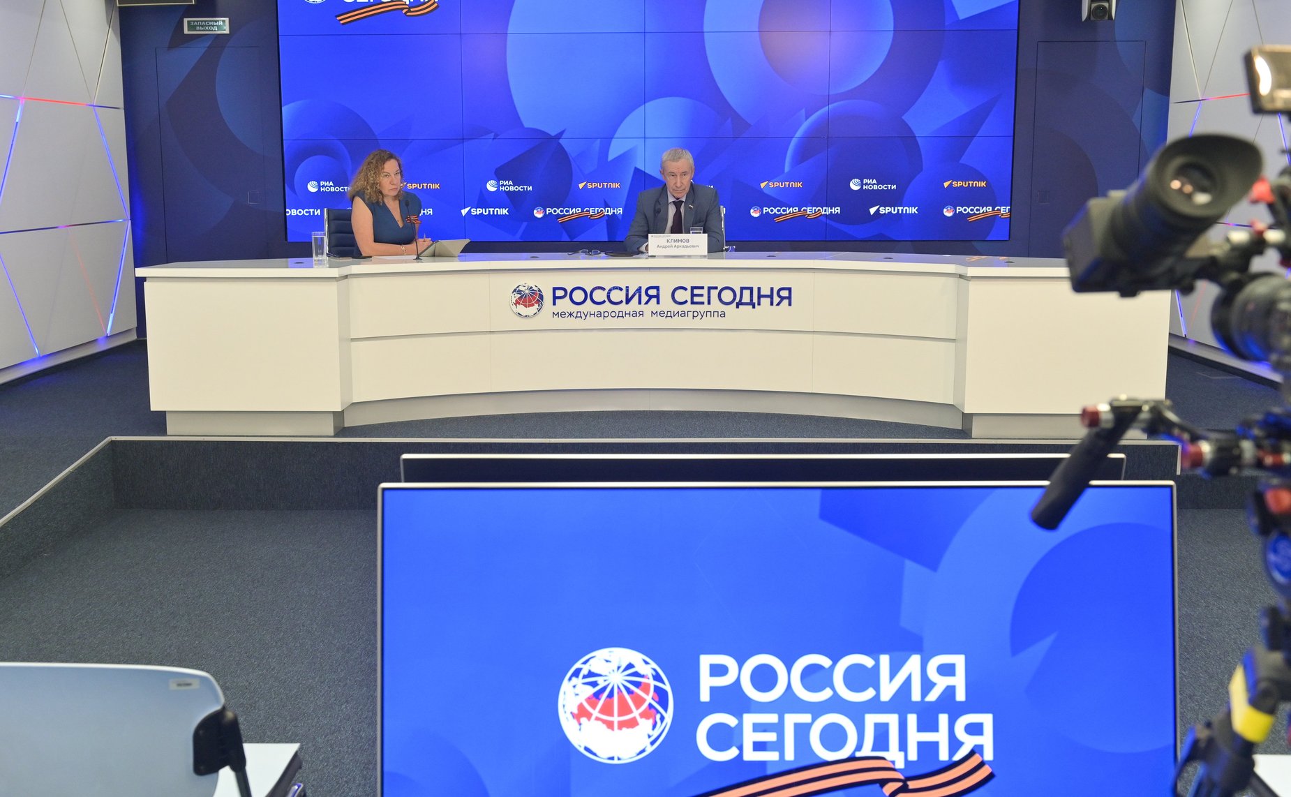 Брифинг председателя Комиссии СФ по защите государственного суверенитета и предотвращению вмешательства во внутренние дела РФ Андрея Климова об актуальной международной повестке «Апрельские горки» мировой политики»