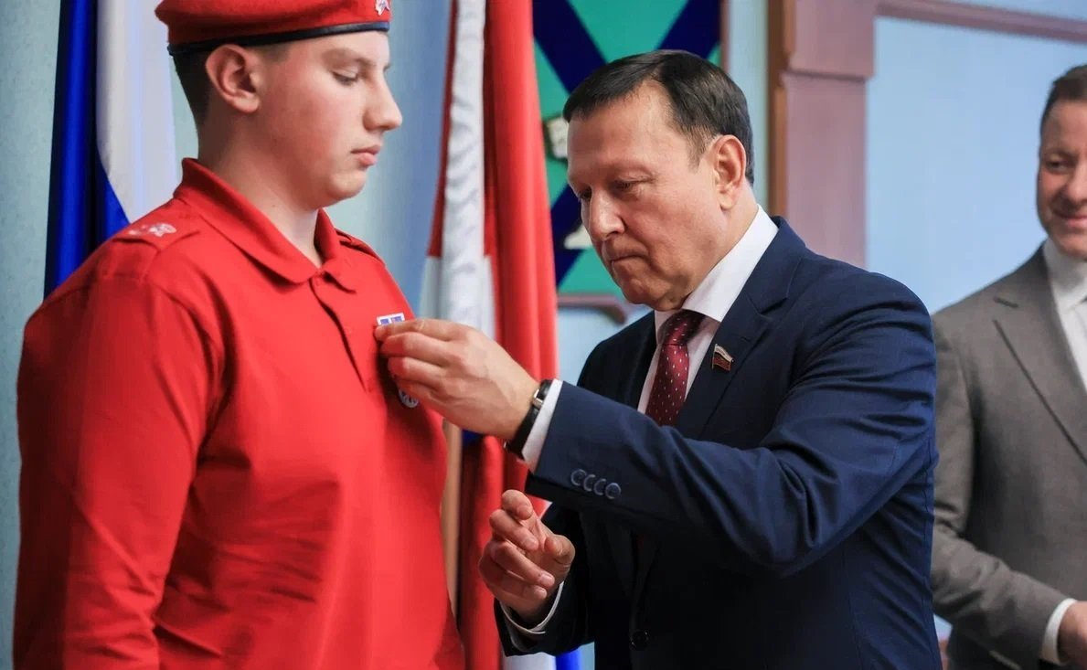 Александр Ролик во время региональной недели в торжественной обстановке вручил памятную медаль Совета Федерации «За проявленное мужество» школьнику из села Чугуевка Приморского края Тимофею Полякову