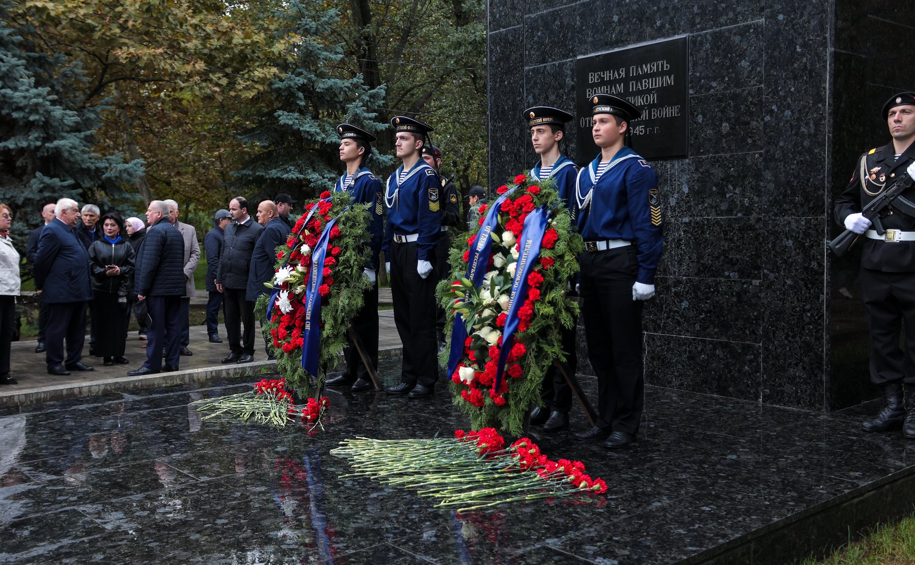 Сенаторы РФ возложили цветы к мемориалу Воину-освободителю в парке им. Ленинского комсомола в Махачкале (фото пресс-служба Министерства экономики и территориального развития Республики Дагестан)
