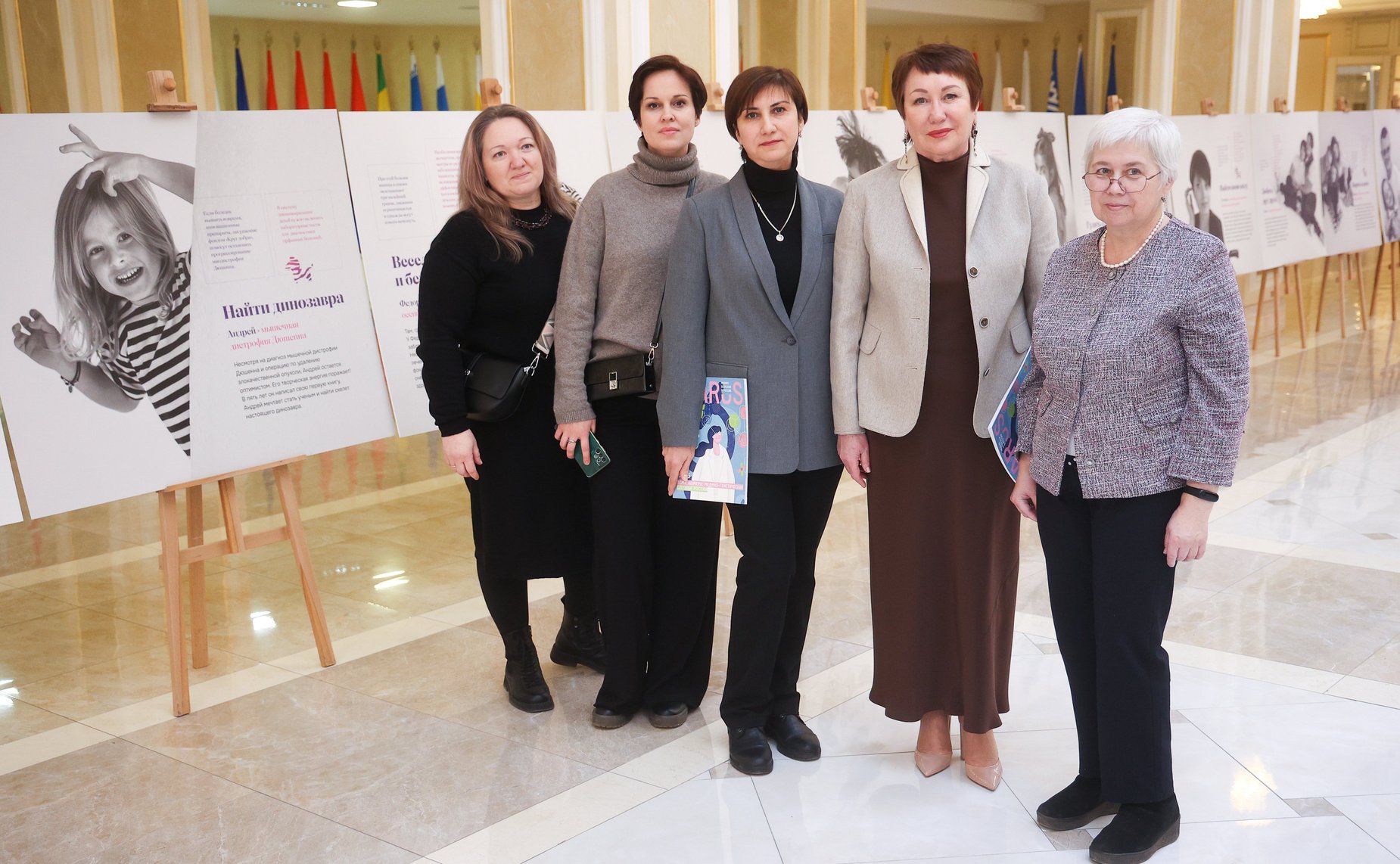 В рамках Дней Воронежской области в Совете Федерации сенаторы РФ приняли участие в осмотре фотовыставки, посвященной редким (орфанным) заболеваниям «В России важен каждый»