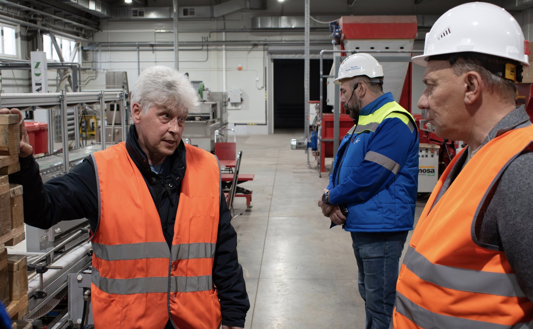 Юрий Борисов и Иван Новиков посетили предприятия лесоперерабатывающего комплекса Архангельской области