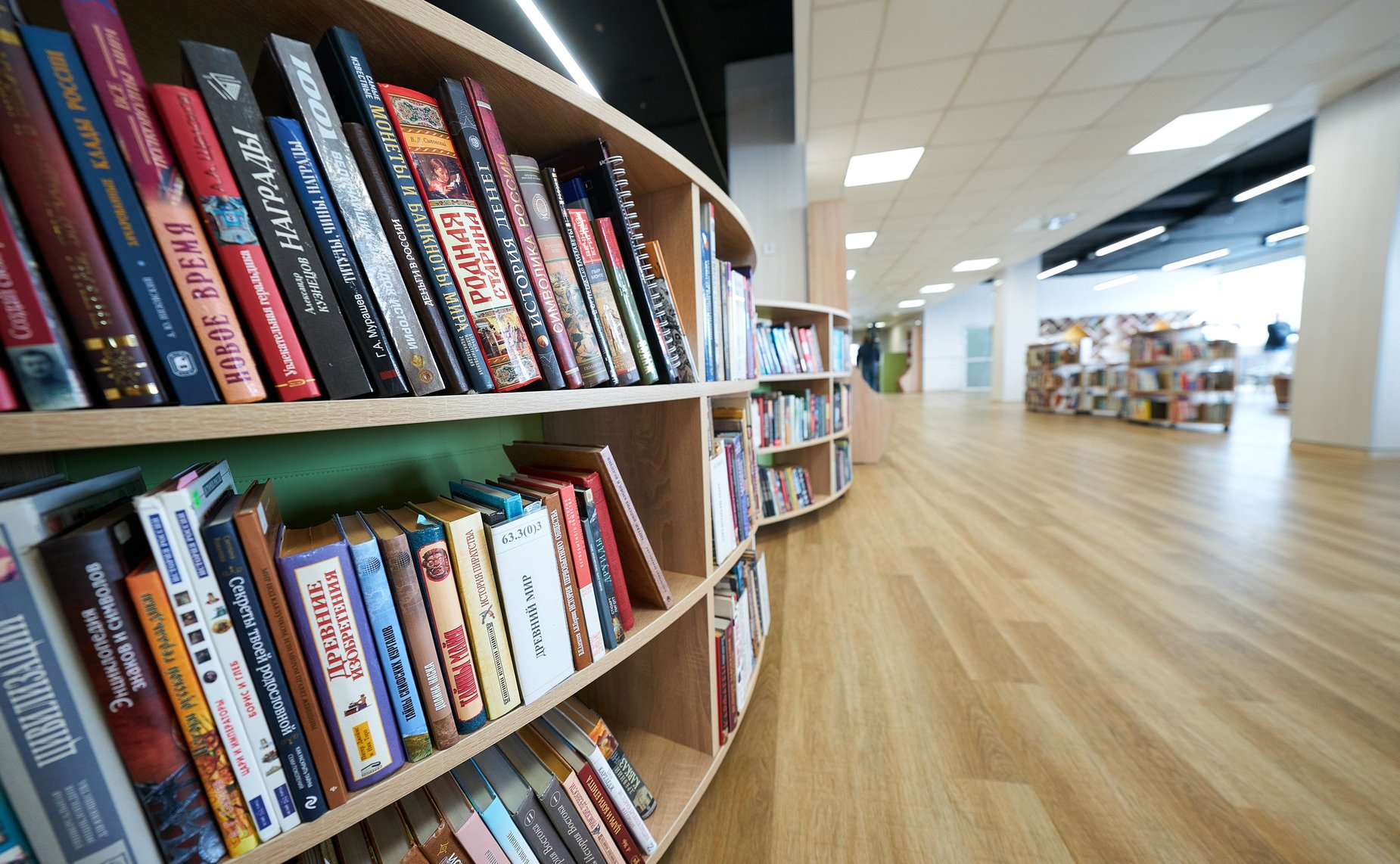 Первый заместитель Председателя СФ Владимир Якушев и губернатор Ханты-Мансийского автономного округа — Югры Руслан Кухарук посетили школу и новый корпус Югорского физико-математического IT-лицея в столице ХМАО Югре