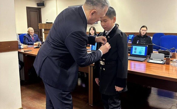 Сахамин Афанасьев в ходе поездки в регион совместно с сенатором Егором Борисовым наградили юных якутян памятными медалями Совета Федерации «За проявленное мужество»